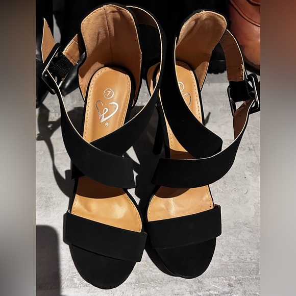 7.5 velvet heels - Picture 3 of 3